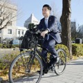 自転車で自民党本部に向かう山下貴司元法相＝2021年12月、東京・永田町