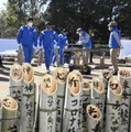 阪神大震災の追悼行事に向け作られた竹灯籠。「希望」や「コロナ終息」などの思いや願いが書き入れられた＝8日午前、神戸市北区の「あいな里山公園」