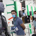 世界最大級の家電IT見本市「CES」を見学するマスク姿の来場者＝5日、米ラスベガス（UPI＝共同）