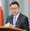 記者会見する松野官房長官＝11日午前、首相官邸