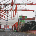 東京港の埠頭に停泊するコンテナ船＝2021年10月（AP＝共同）