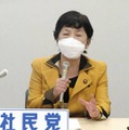 記者会見で、党首選への立候補を表明した社民党の福島党首＝12日午後、国会