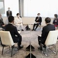 自動車販売店を視察し、整備士らと意見交換する岸田首相（奥中央右）＝13日午前、東京都品川区（代表撮影）