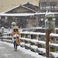 雪化粧した京都市の三条大橋＝14日午前8時24分