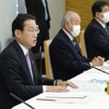 経済財政諮問会議であいさつする岸田首相（左）＝14日午前、首相官邸