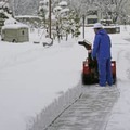富山市内の公園で行われる除雪作業＝14日午後