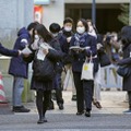 大学入学共通テストの会場に向かう受験生ら＝15日午前、東京都文京区の東大
