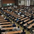 大学入学共通テストに臨む受験生＝15日午前、東京都文京区の東大