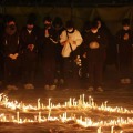 兵庫県伊丹市の昆陽池公園で行われた阪神大震災の追悼集会で、手を合わせる人たち＝16日午後5時46分