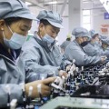 中国の安徽省淮北にある工場で作業する労働者たち＝21年9月（AP＝共同）