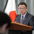 記者会見する松野官房長官＝18日午前、首相官邸