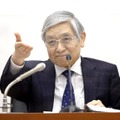 金融政策決定会合を終え、記者会見する日銀の黒田総裁＝18日午後、日銀本店