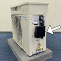 ダイキン工業と富士フイルムが開発した、エアコンの送風音を抑える専用キット（矢印部分）