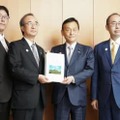 7日、末松文科相（中央右）に要望書を手渡す新潟県の花角英世知事（同左）＝文科省