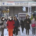 名古屋駅前を歩くマスク姿の人たち＝21日午前