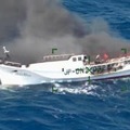 那覇市の沖合で火災を起こしたマグロ漁船「第28克丸」＝21日午前（第11管区海上保安本部提供）