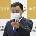 対策本部会議後に記者会見する島根県の丸山達也知事＝24日午前、松江市