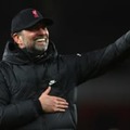 クロップ監督、出待ちリヴァプールファンに神対応！なんとビールを手渡し