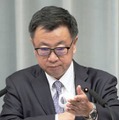 記者会見する松野官房長官＝24日午前、首相官邸