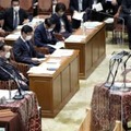 衆院予算委で立憲民主党の泉代表（左手前）の質問に答える岸田首相＝24日午後