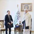 アフガニスタン・カブールでイスラム主義組織タリバン暫定政権のハナフィ副首相（右）と会談する岡田隆駐アフガン大使＝1月（外務省提供）