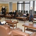 長崎県の中村法道知事（左手前）と面会する被爆体験者ら＝26日午前、県庁