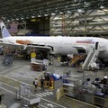 米西部ワシントン州の工場で製造される、米ボーイング社の中型機「787」＝2017年6月（AP＝共同）