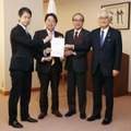 林外相（左から2人目）にG7サミットの広島市開催に関する要望書を手渡す松井一実広島市長（その右）と広島県の湯崎英彦知事（左端）＝27日午前、外務省