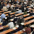 大学入学共通テストに臨む受験生＝15日、東京都文京区の東大