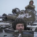 28日、ウクライナ東部ルガンスク州で、装甲車に乗るウクライナ軍兵士ら（AP＝共同）
