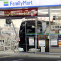 大阪でコンビニに車突っ込む 画像