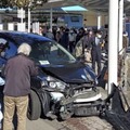 JR逗子駅前で起きた、車が歩道に乗り上げた事故現場。奥は駅の改札口＝31日午前