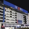 西武池袋本店＝31日夜