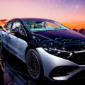 上海国際モーターショーで展示されたメルセデス・ベンツの電気自動車（EV）＝2021年4月、中国・上海（ロイター＝共同）