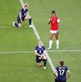 東京五輪サッカー女子の試合前のピッチで、人種差別に抗議し片膝をつく英国代表の選手ら＝2021年7月、札幌ドーム