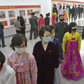 故金正日総書記の生誕80年を記念する写真展に訪れた人たち＝3日、平壌（共同）