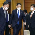 閣議に臨む岸田首相（中央）＝4日午前、首相官邸