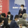 子ども政策の基本法案づくりに向けた会合で、あいさつする加藤前官房長官（右奥）＝4日、東京・永田町の自民党本部
