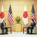 米国のラーム・エマニュエル新駐日大使（左）と会談する岸田首相＝4日午前、首相官邸