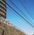 神奈川県逗子市のマンション敷地内の斜面が崩れ女子高校生が巻き込まれ死亡した事故の発生から2年となり、黙とうする桐ケ谷覚市長＝5日午前