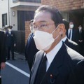 石原慎太郎元東京都知事の自宅を弔問し、記者団の取材に応じる岸田首相＝5日午前、東京都大田区