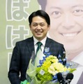 岐阜市長選で再選を確実にし、花束を手に笑顔を見せる柴橋正直氏＝6日夜、岐阜市