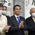 山口県知事選で3選を確実にし、笑顔を見せる村岡嗣政氏（中央）＝6日夜、山口市