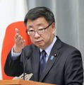 記者会見する松野官房長官＝7日午前、首相官邸