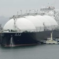桟橋に着岸するLNGを積んだ船＝2020年1月、三重県川越町