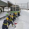 JR平和駅で除雪作業する社員ら＝8日、札幌市（JR北海道提供）