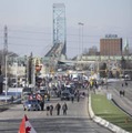カナダと米国を結ぶ橋の近くで、道路を封鎖するデモ参加者ら＝9日、カナダ・ウィンザー（AP＝共同）