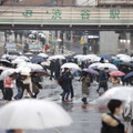 雪が降る中、東京・渋谷を歩く人たち＝10日午後