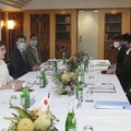 オーストラリアのペイン外相（左端）と会談する林外相（右端）＝12日、オーストラリア・メルボルン（外務省提供、共同）