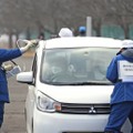 女川原発30キロ圏内からの住民避難を想定した訓練で行われた、車の放射線量の検査＝12日午前、宮城県涌谷町